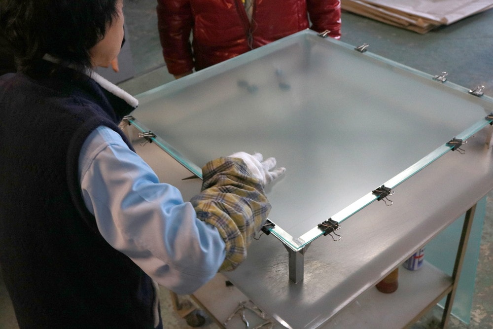 真空蒸着技術によるアクリルカーブミラーの製造工程 - アクリル板の成形 (1)